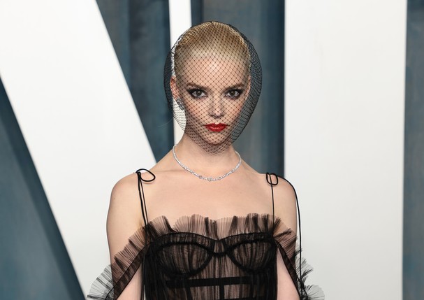 BEVERLY HILLS, CALIFORNIA - MARCH 27:  Anya Taylor-Joy attends the 2022 Vanity Fair Oscar Party hosted by Radhika Jones at Wallis Annenberg Center for the Performing Arts on March 27, 2022 in Beverly Hills, California. (Photo by Dimitrios Kambouris/WireIm (Foto: WireImage,)
