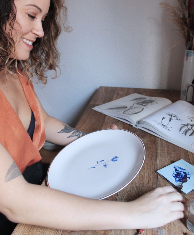 Pamela Moraes criou o Studio Pamelitas para juntar seus amores de infância: cerâmica e ilustração (Foto: Divulgação)