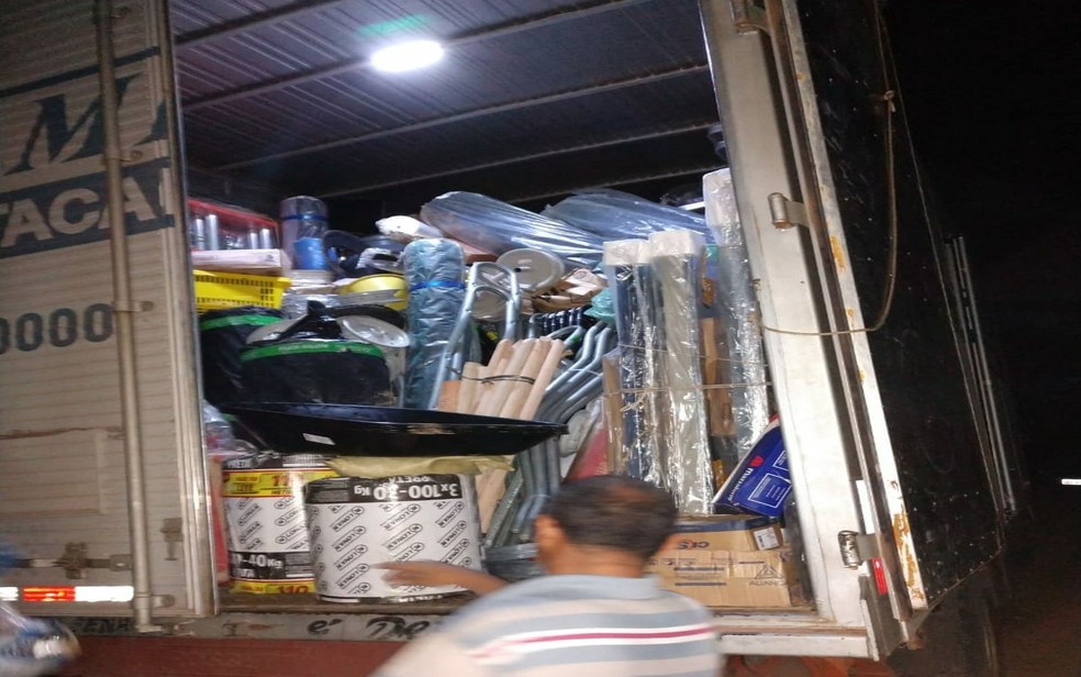 Ocupantes do automóvel juntamente com os produtos foram localizados em um galpão na Zona Rural de Cristinápolis (Foto: PMSE/Divulgação)