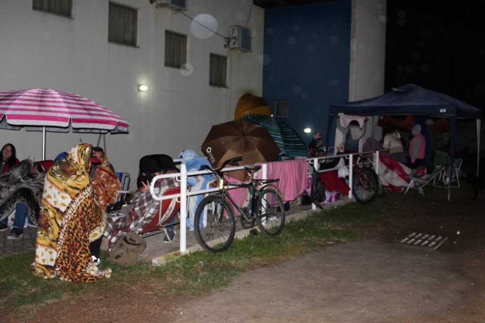 Candidatos levaram cobertores, cadeiras e barracas para passar a madrugada na fila, em Fazenda Rio Grande. — Foto: Tony Mattoso/RPC