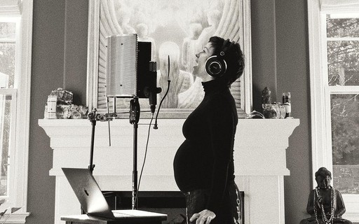 Depois de enfrentar depressão pós-parto, Alanis Morissette anuncia nova gravidez: "Tantas novidades"