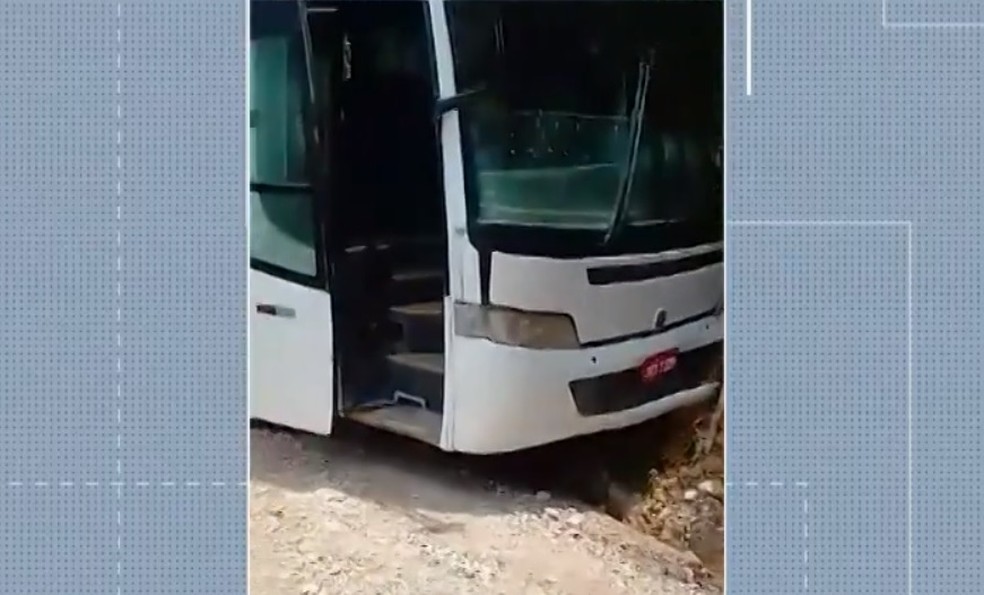 Após problema com freio, motorista de ônibus escolar precisa deslocar em barranco na cidade de Eunápolis — Foto: Reprodução/TV Bahia