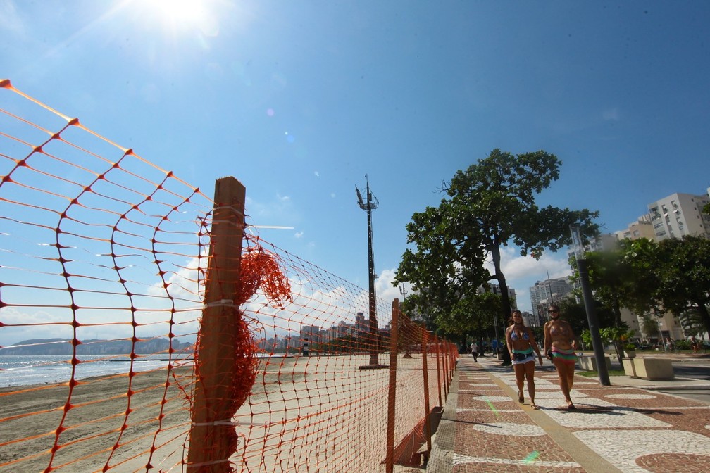 Cidades proibiram acesso às praias da região durante fase emergencial do Plano SP — Foto: Matheus Tagé/Jornal A Tribuna