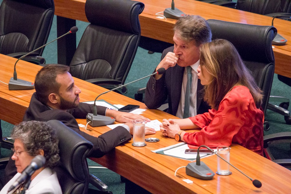 Deputada distrital Júlia Lucy (à direita) conversa com debutados no plenário da Câmara Legislativa do Distrito Federal  — Foto:  Figueiredo/CLDF
