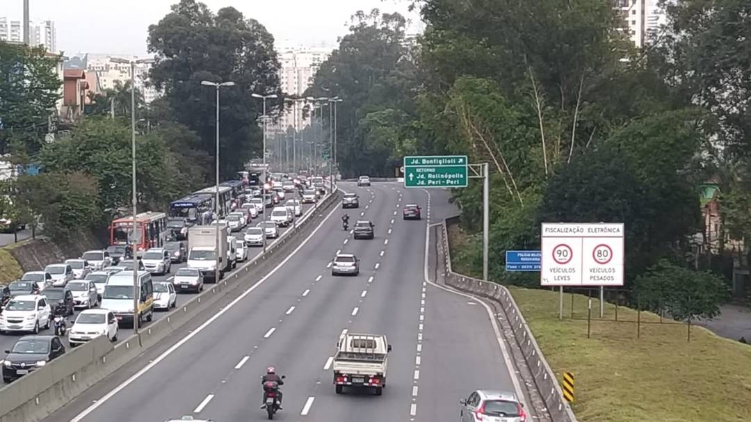 Trânsito provocado por carreata de vans no sentido São Paulo da Rodovia Raposo Tavares, perto da saída para o Jardim Bonfiglioli