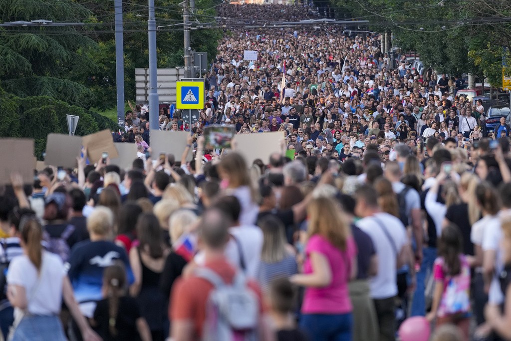 Manifestantes pedem saída de presidente da Sérvia