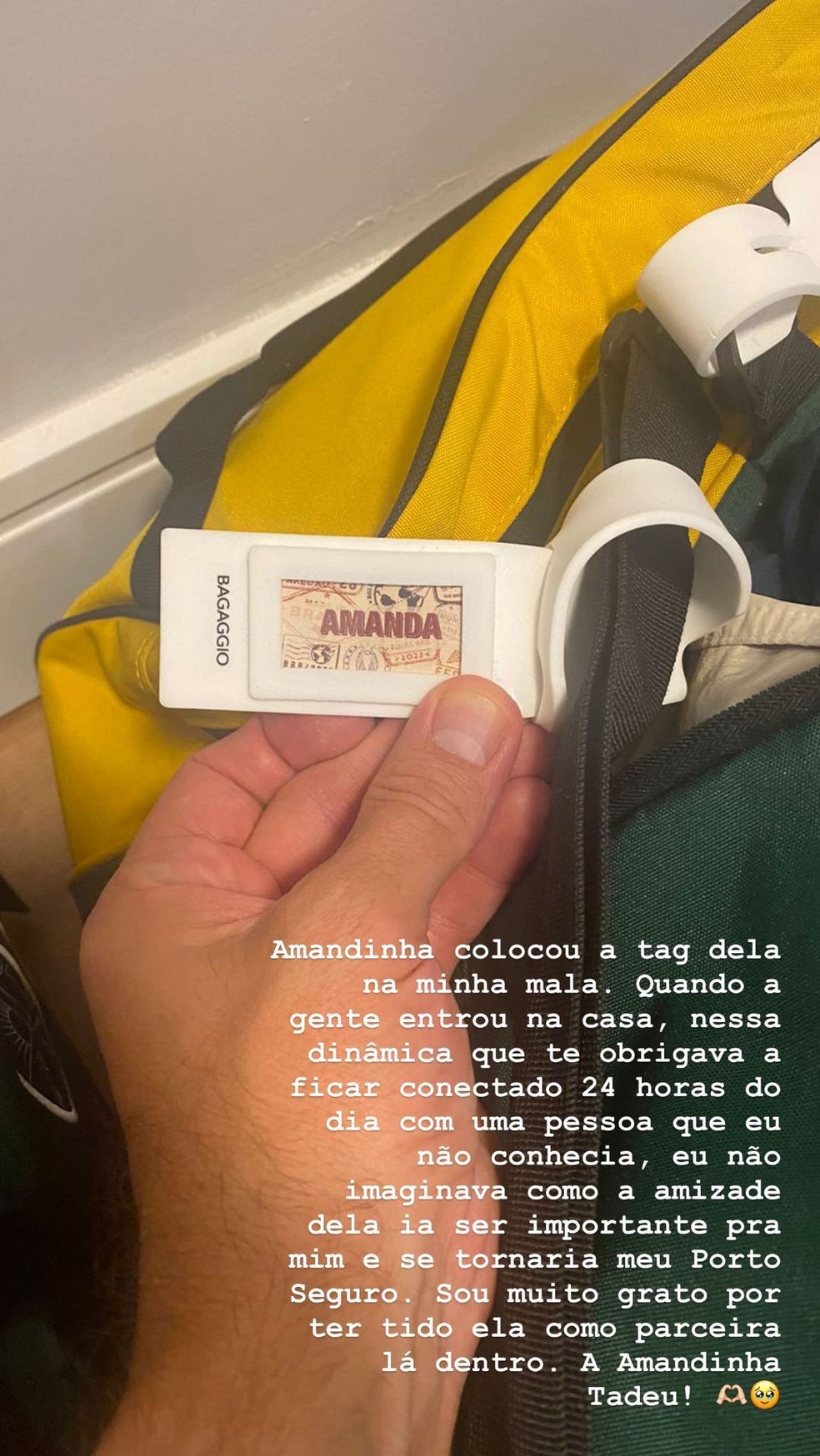 Amanda colocou a tag dela na mala do Cara de Sapato &mdash; Foto: Reprodu&ccedil;&atilde;o / Instagram @caradesapato