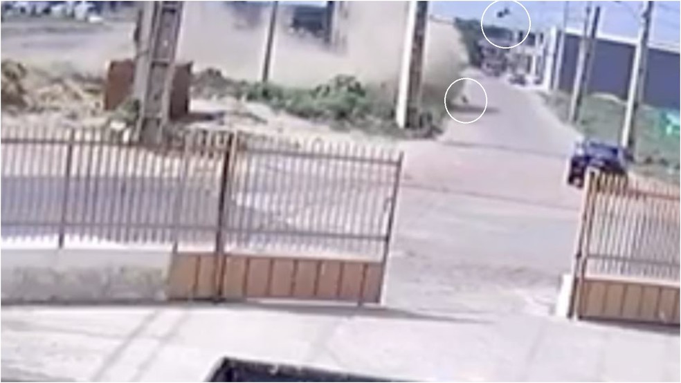 Jovem morre e outro fica ferido após serem arremessados de carro durante capotagem na BR-222, em Sobral. — Foto: Reprodução