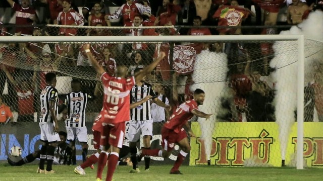 Gum comemora o segundo gol do CRB contra o ASA