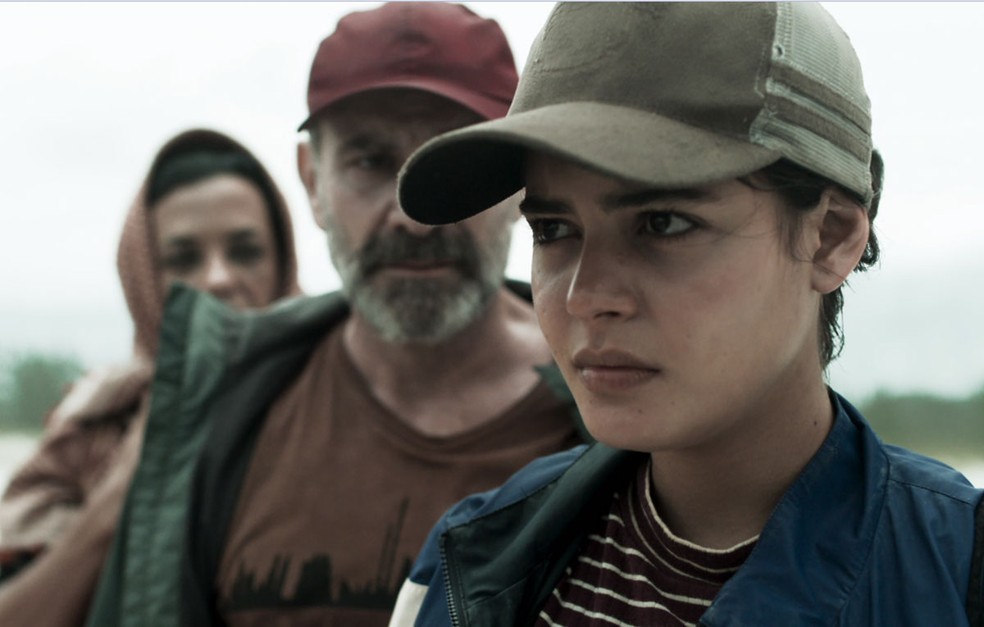 Em 'Órfãos da Terra', Laila (Julia Dalavia) e sua família embarcam em uma perigosa viagem para a Grécia — Foto: Reprodução/TV Globo