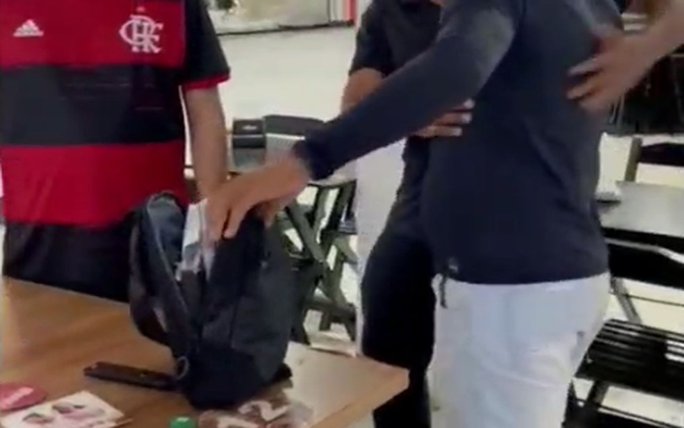 Garçom devolve mochila com o dinheiro ao dono — Foto: Reprodução/TV Sergipe