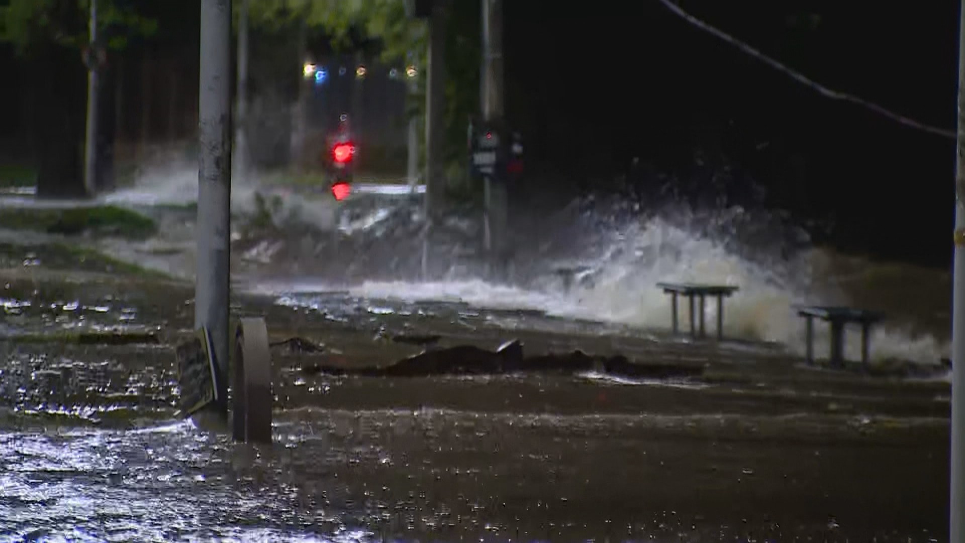 Após chuva, água invade casas em Porto Alegre e moradores precisam ser resgatados de bote; VÍDEO 