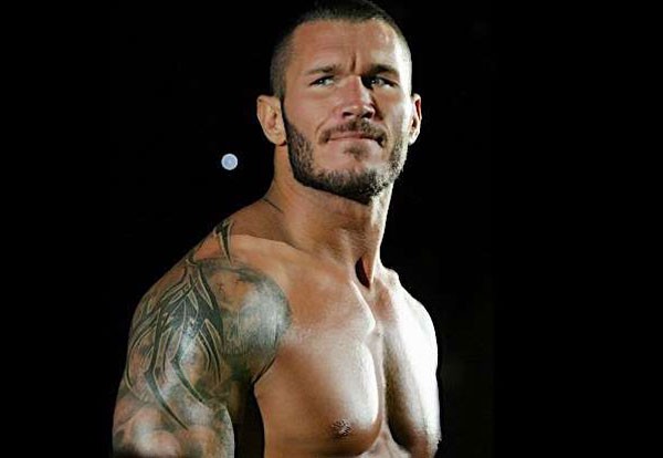 Lutador Randy Orton foi acusado de tocar seu pênis antes de cumprimentar novos roteiristas (Foto: Divulgação)