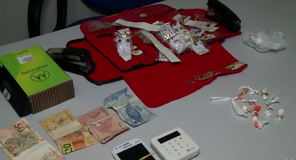 Polícia apreendeu cocaína e produtos roubados que foram trocados por droga durante operação policial em Teresina — Foto: Reprodução/ TV Clube