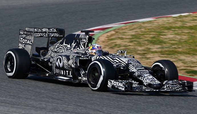 Daniel Ricciardo, da RBR, foi o mais rápido desta sexta-feira em Barcelona (Foto: Getty Images)