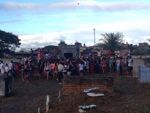 Enterro de jovem na Bahia (Foto: Valeska Lippel/TV Santa Cruz)