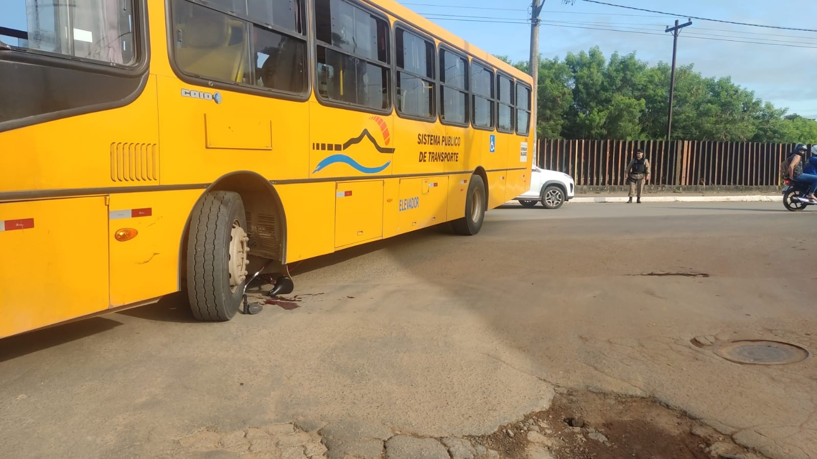 Ciclista fica ferido após bater em ônibus do transporte público de Governador Valadares