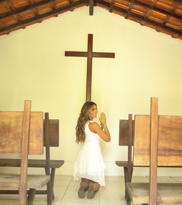Nicole Bahls agradecendo as bençãos em sua vida na capela do sítio (Foto: Vinny Nunes/ Divulgação)