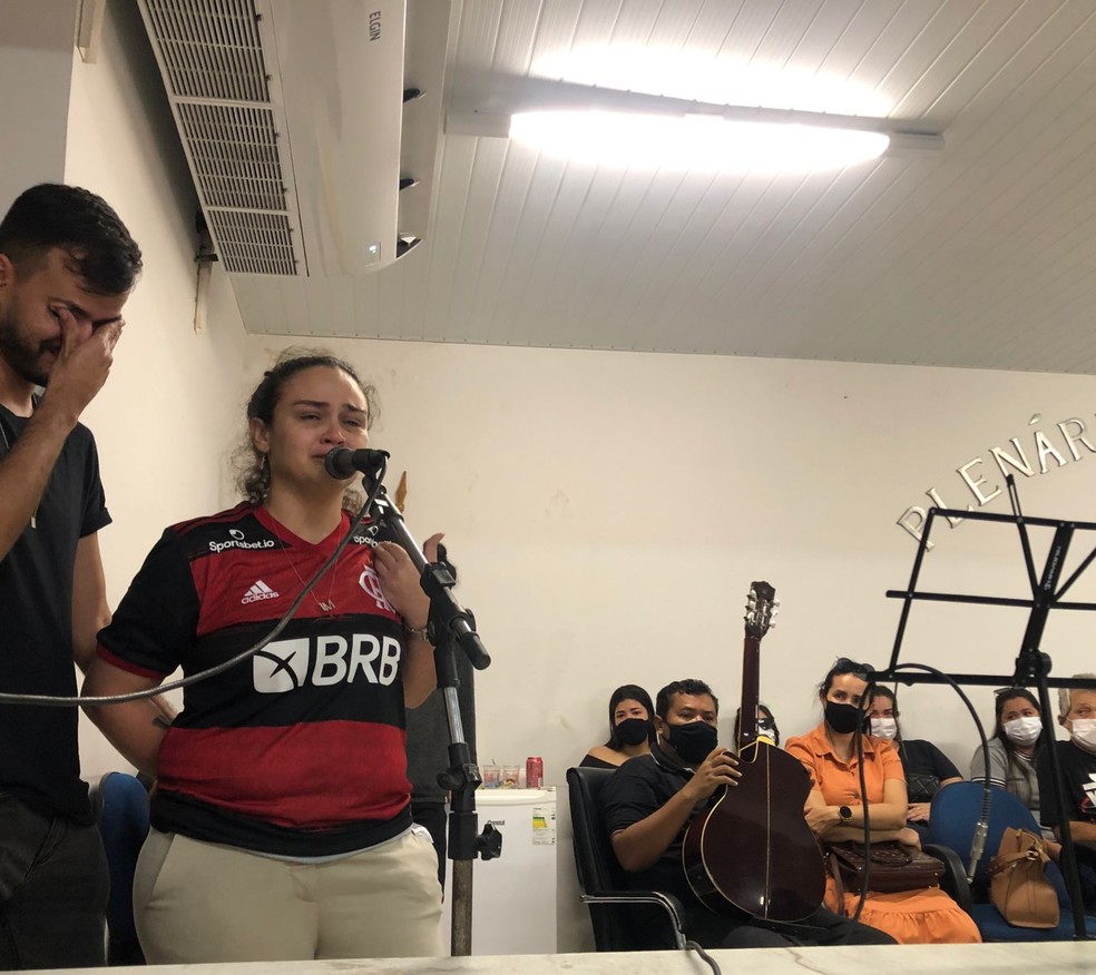 Cantora sertaneja Luiza ficou bastante emocionada durante o velório de Maurílio. — Foto: Simone Oliveira/TV Mirante