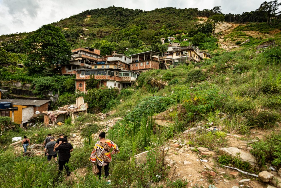 Sobreviventes da tragédia de Petrópolis — Foto: Roberto Moreyra / Agência O Globo