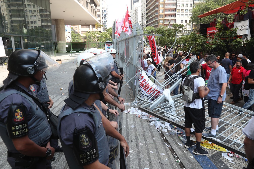 Servidores derrubam a grade e invadem a Câmara Municipal de São Paulo durante votação da reforma da Previdência municipalCâmara Municipal — Foto: Alex Xavier/Estadão Conteúdo