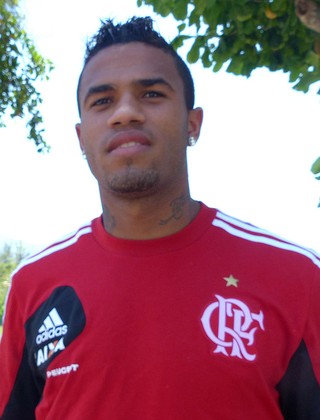 No banco, Léo vive expectativa por estreia e idolatra titular e xará