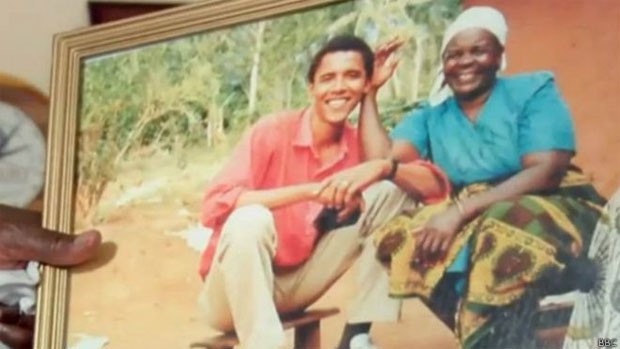  Sarah, conhecida como 'vovó Obama', mostra foto com presidente dos EUA: ele visitará o Quênia nesta semana  (Foto: BBC)