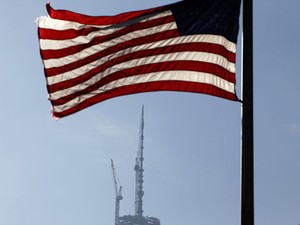 Bandeira americana é vista na frente do One World Trade Center (Foto: Gary Hershorn/Reuters)