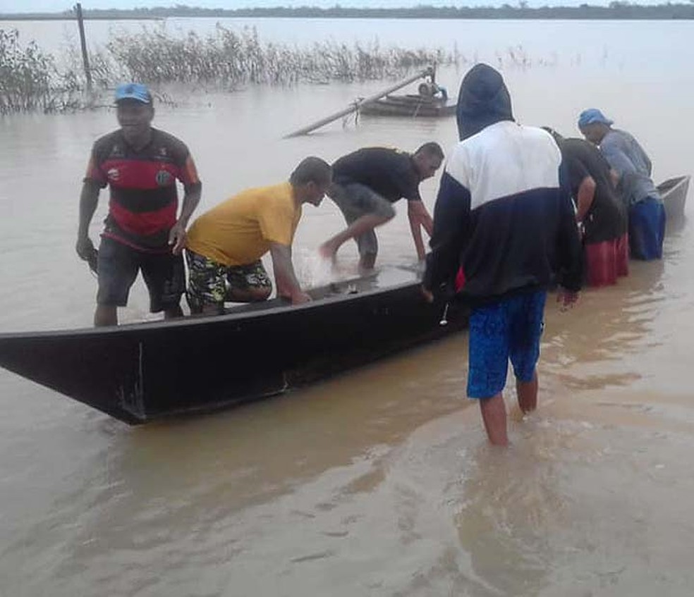 Barco vira e pessoas desaparecem no Rio SÃ£o Francisco, em Xique-Xique â€” Foto: Central NotÃ­cia