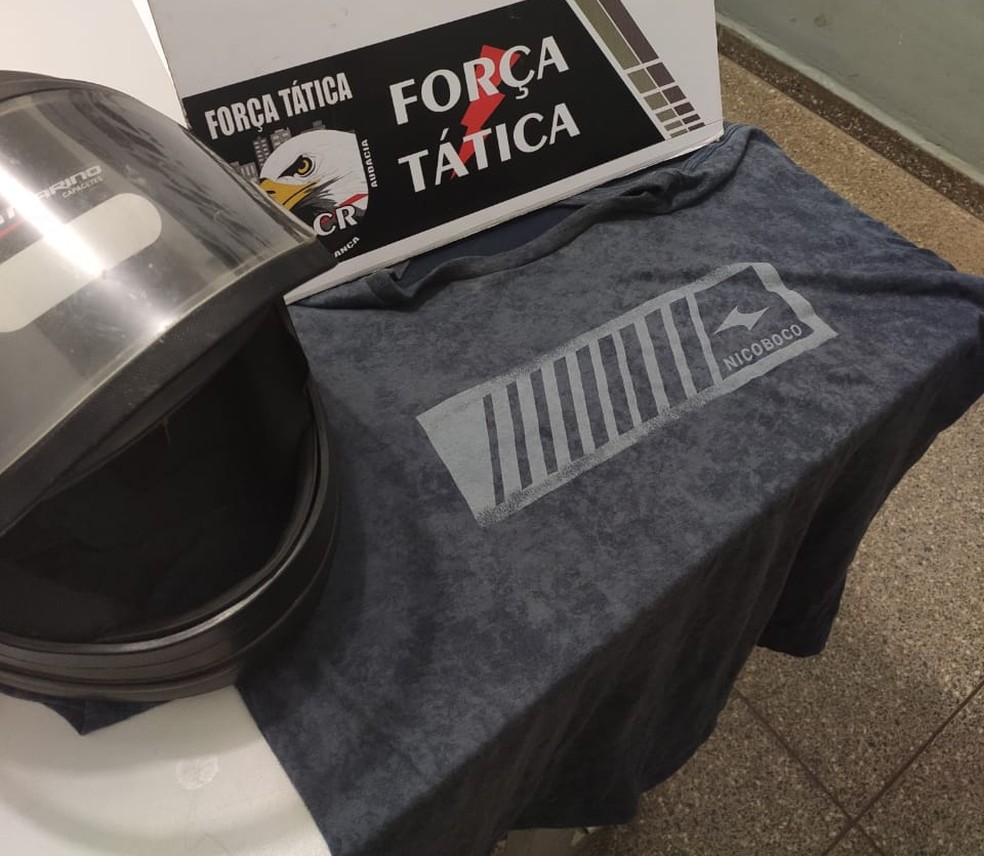 Roupa, moto e capacete usados pelo suspeito foram apreendidos pela PM em Rondonópolis — Foto: Polícia Militar de Rondonópolis
