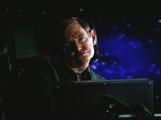 O cientista Stephen Hawking participa de uma transmissão via satélite no hotel Langham Hotel em Pasadena, na Califórnia (Foto: Frederick M. Brown/Getty Images)
