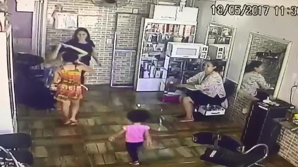 Imagem de câmera de segurança mostra mãe e filhas em salão de beleza onde teria ocorrido furto de celular no DF (Foto: Reprodução)