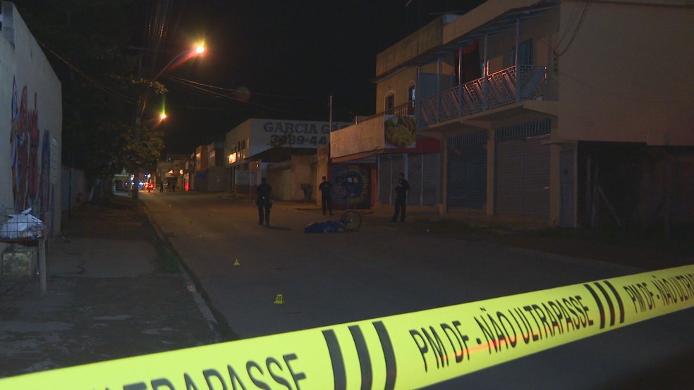 PM de folga mata suspeito e deixa outro ferido durante tentativa de assalto no DF — Foto: TV Globo/Reprodução