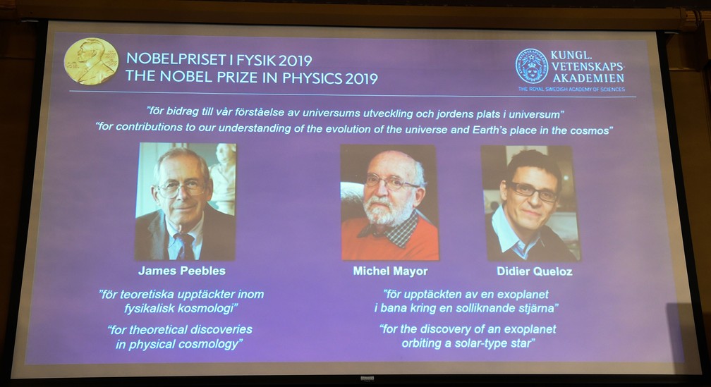Canadense-americano James Peebles e os suíços Michel Mayor e Didier Queloz ganharam o prêmio Nobel de Física de 2019   — Foto: Jonathan Nackstrand / AFP