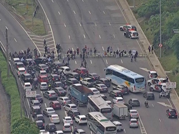 Protesto de estudantes fecha Marginal Pinheiros no sentido Interlagos (Foto: Reprodução/ TV Globo)