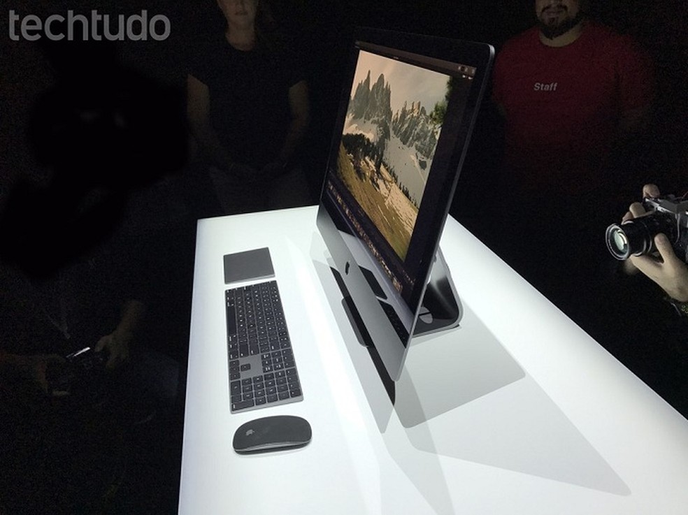 iMac Pro traz tela 5K de 27'' e chama atenção pelo design e acabamento (Foto: Thássius Veloso/TechTudo)