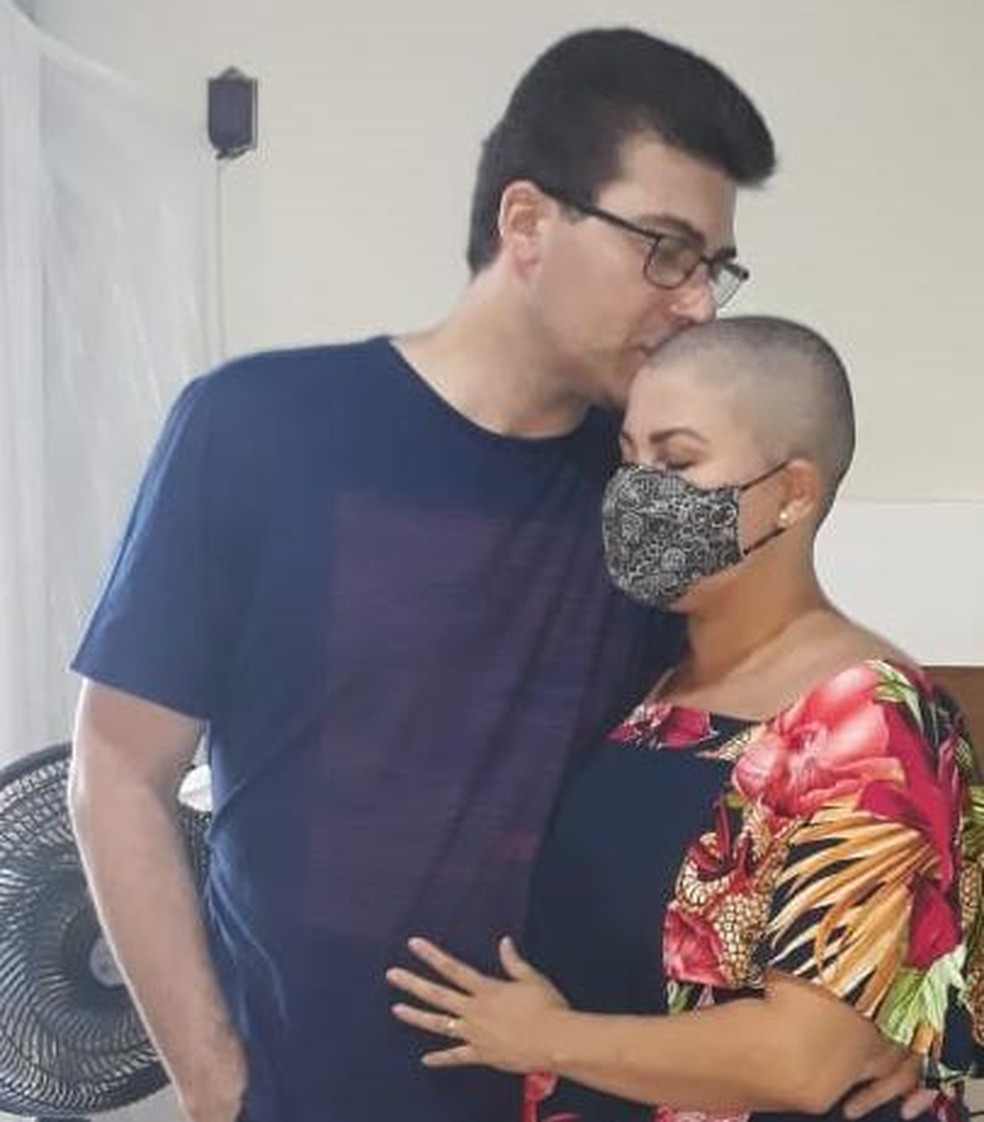 Mulher raspa o cabelo após irmão se recuperar da Covid-19 — Foto: Arquivo Pessoal /Francisnália Carvalho
