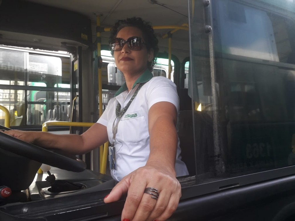 Motorista é uma palavra feminina', diz mulher que há sete anos dirige ônibus  em Salvador | Bahia | G1