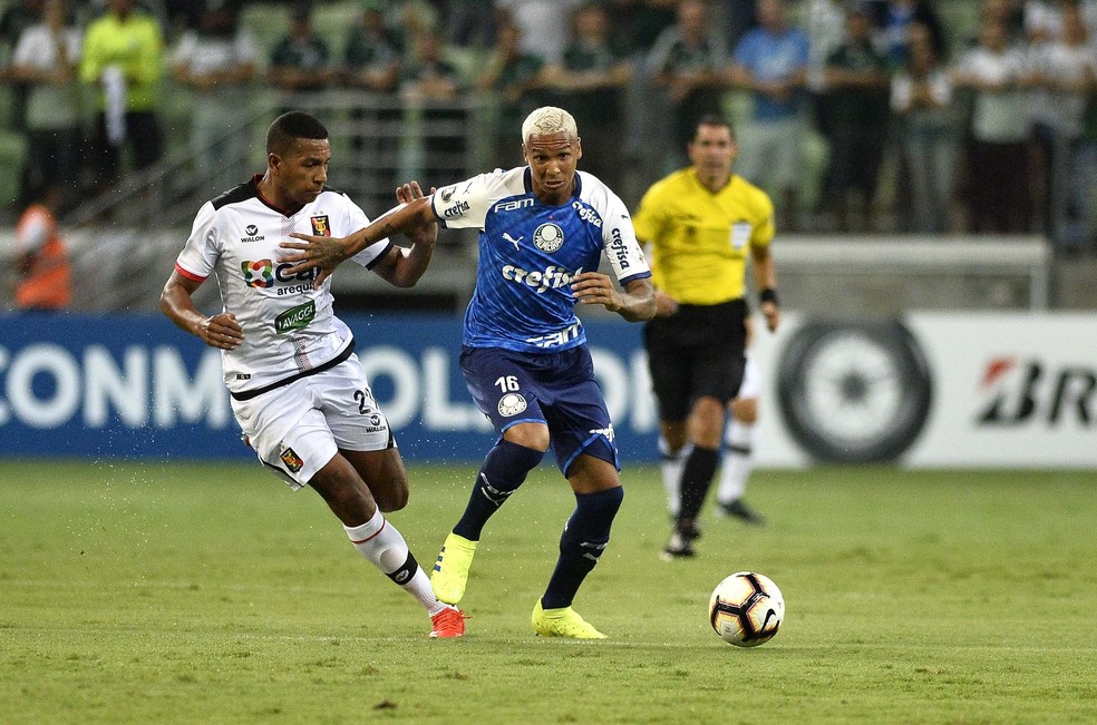 Deyverson fechou o placar da vitÃ³ria por 3 a 0 sobre o Melgar, na Libertadores â€” Foto: Marcos Ribolli
