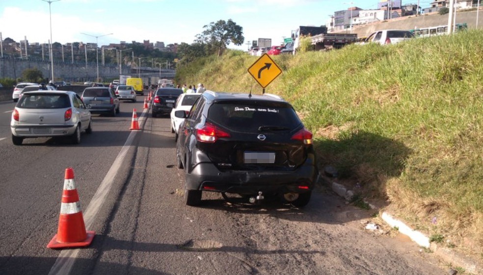 Engavetamento entre cinco carros deixa trânsito lento na BR-324 — Foto: Rildo de Jesus/TV Bahia