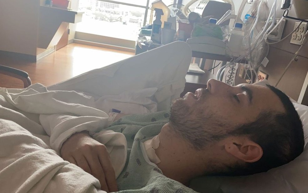 João Pedro Elisei Marchezani no hospital, em Chicago, onde se recupera após ter sido baleado na cabeça — Foto: Mônica Elisei/Arquivo pessoal