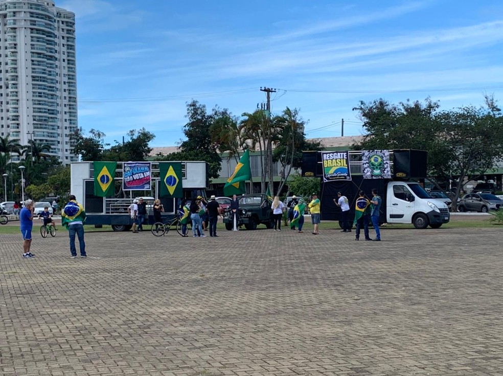 Em Vitória, no Espírito Santo, cerca de 10 pessoas se reuniram na Praça do Papa. — Foto: G1