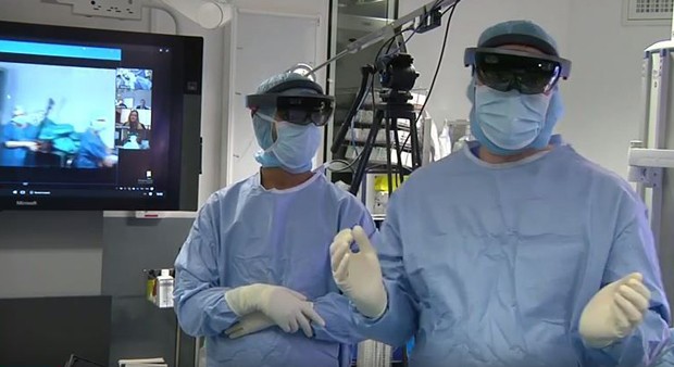 Primeira cirurgia com visão de realidade aumentada (Foto: Reprodução/YouTube)