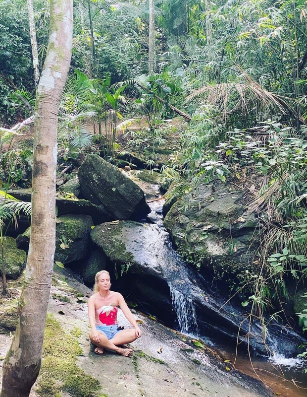 Angélica medita em cachoeira (Foto: Reprodução/Instagram)