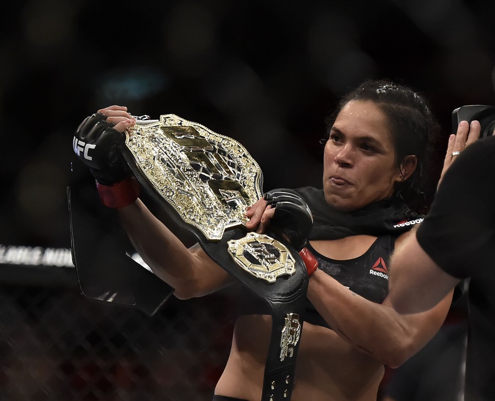 Campeã dos galos, Amanda Nunes tentará o título de sua segunda categoria no UFC — Foto: Andre Durão
