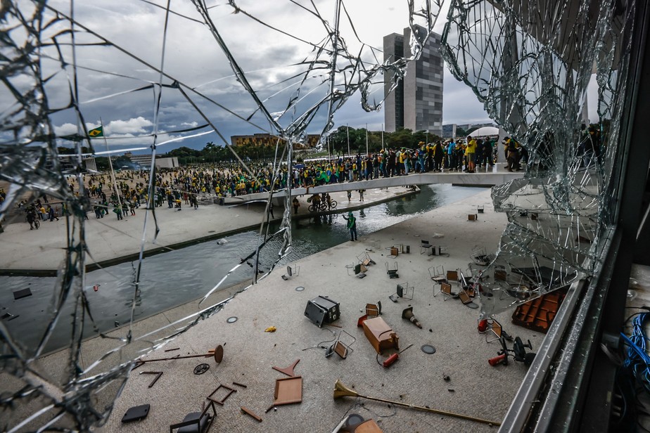 Vidraça destruída após atos terroristas em Brasília