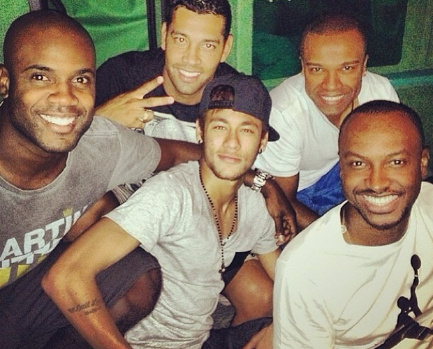 Turma do barulho! Neymar e Thiaguinho posam ao lado de amigos, entre eles Alexandre Pires e Rafael Zulu (Foto: Arquivo pessoal)