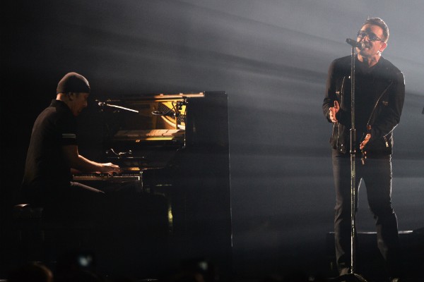 Bono Vox e The Edge durante apresentação recente do U2 (Foto: Getty Images)