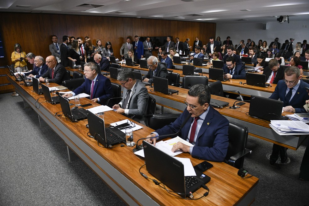Senadores durante sessão da Comissão de Constituição e Justiça (CCJ) nesta quarta-feira (30) — Foto: Pedro França/Agência Senado