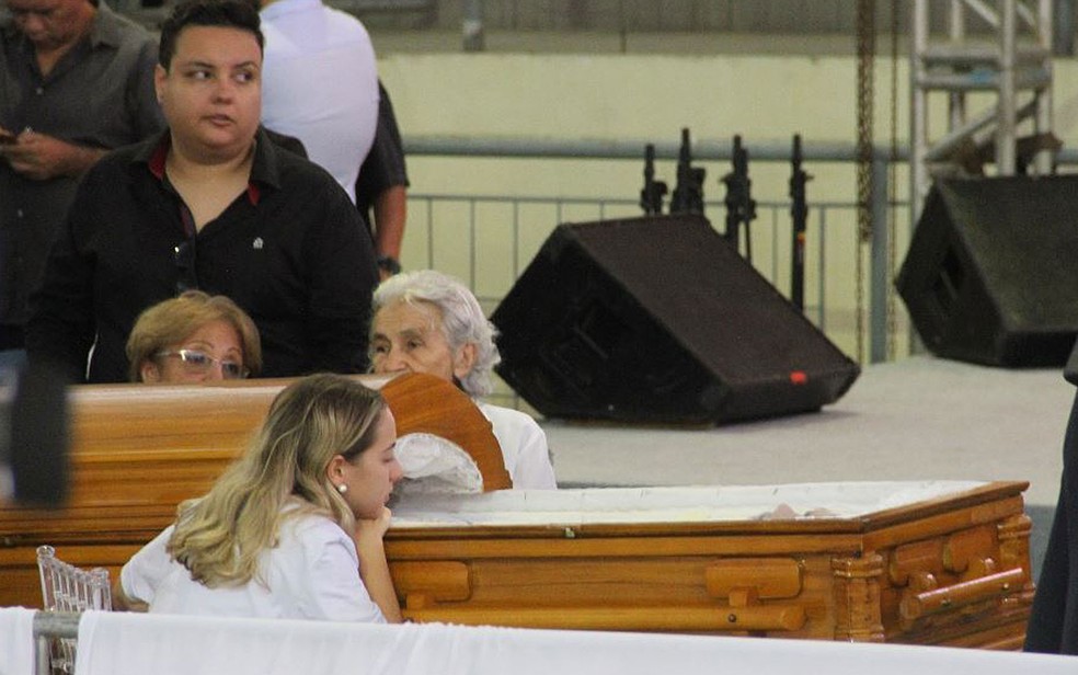Karoline Calheiros, namorada de Gabriel Diniz, observa o corpo do cantor no caixão durante velório nesta terça-feira (28) em João Pessoa — Foto: André Resende/G1